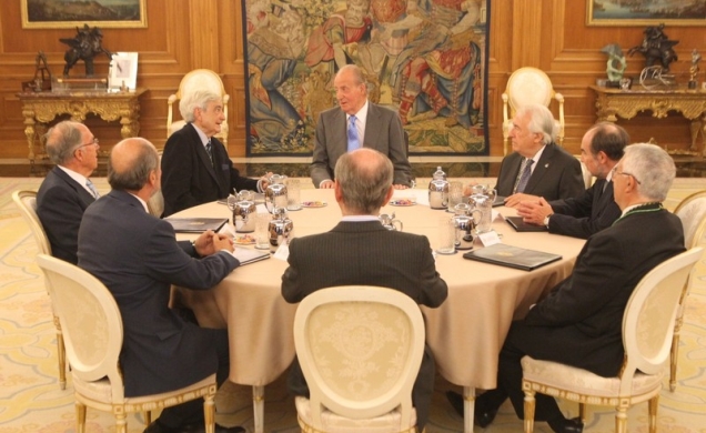 Su Majestad el Rey conversa con Antonio Bonet Correa, presidente del Instituto de España y Director de la Real Academia de Bellas Artes de San Fernand